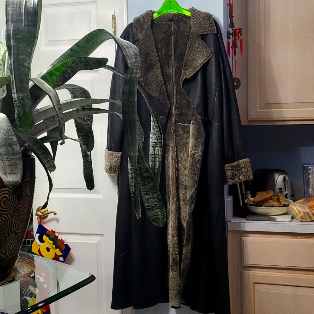 Ladies shearing long coat - Picture 1 of 7